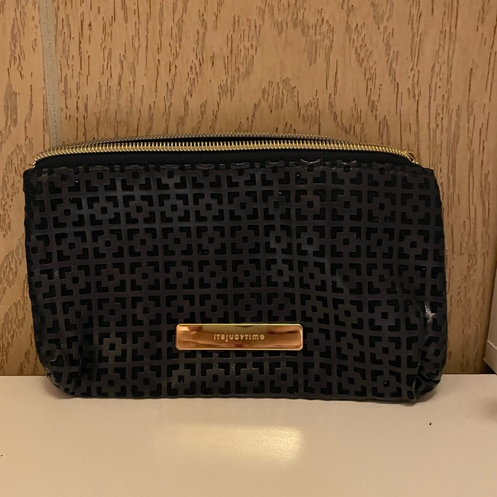 makeup bag. navy blue.